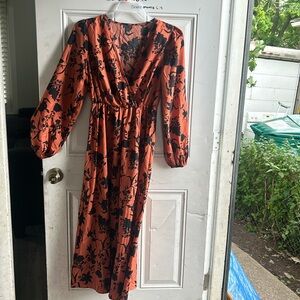 Flowery dress lil opening on the front bottom NWOT